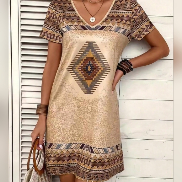 Women's Geometric Pattern Short Sleeve Dress - Picture 3 of 4